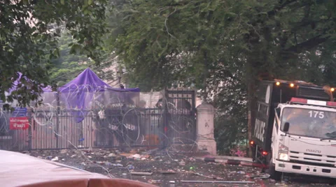 Bombs Thrown at Police Vidéo 33194314