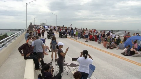BombSquad on Bridge Before Space Shuttle Launch 스톡 동영상 91162298