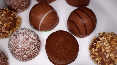 Bonbon chocolates closeup texture video on rolling rotating looping plate Video stock 104334445