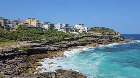 Bondi Beach, Sydney - Surf, Sun, and Coastal Views [8K] Vídeos de archivo 299168375
