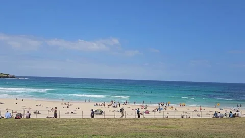 Bondi Beach, Sydney - Surf, Sun, and Coastal Views [8K] Vídeos de archivo 299200202
