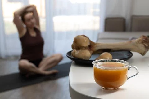 Bone Broth for Post-Workout Recovery and Joint Wellness: Nourish Youthful V.. Fotos Stock