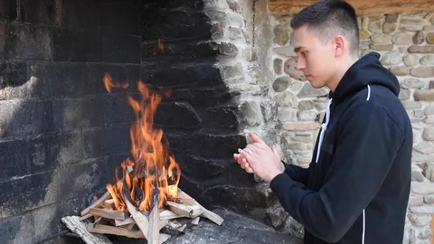 Bonfire and man. Video stock 128798193