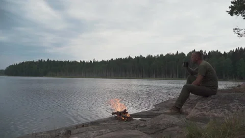 Bonfire and tea by the lake Stockbeeldmateriaal 159131689
