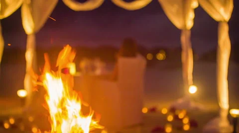 Bonfire on the beach with dining tent Vidéo 68997235