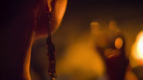 Bonfire on the beach with lady drinking white wine Vidéo 68996927