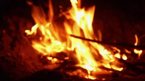Bonfire at the beach night time rack focus Stock Footage 81044433