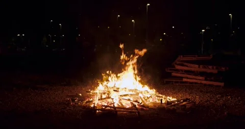 Bonfire burning in the night whit high flames and sparks flying. slowmotion Stock Footage 277351848