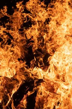 Bonfire with emphasis on the shape of the fire in its orange color, with the Foto stock