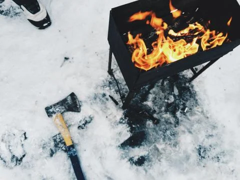 Bonfire in the grill in winter Stock-Fotos