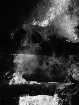 Bonfire log stack in flames, black and white Foto stock