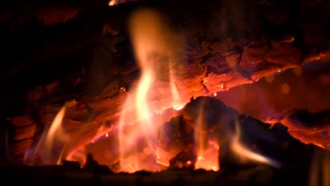 Bonfire at night, logs are burning, sparks are flying. Fire flame close-up. Видео 197574542