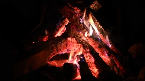 Bonfire at night, logs are burning, sparks are flying. Fire flame close-up. Видео 197574614