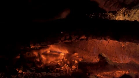 Bonfire at night, slide movement. 4K Vídeo Stock 130334684