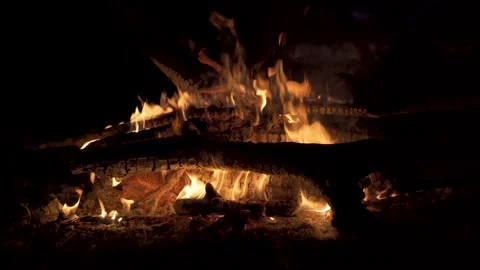 Bonfire at night, slide movement. 4K Vídeo Stock 133332480