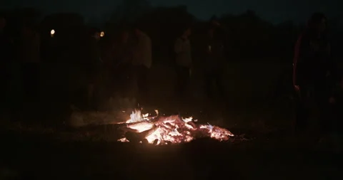 Bonfire with people in background during Trnjanski kresovi event in Zagreb 스톡 동영상 334649302