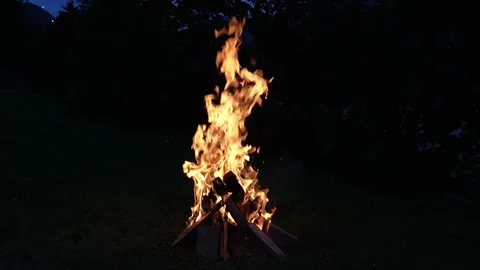 Bonfire radiating warmth and light in the night sky 스톡 동영상 288495088