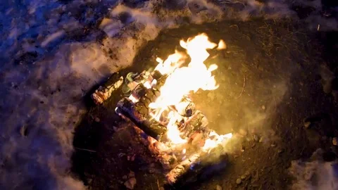 Bonfire in the snow Vídeos de archivo 87290753