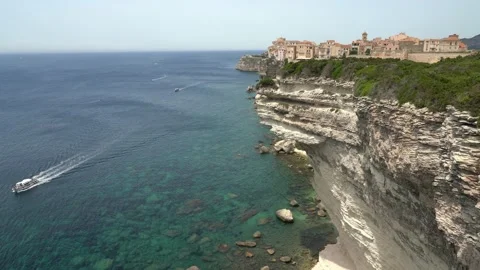 Bonifacio perched on its scenographic cliffs on a sunny summer day. Corse, Franc Stockbeeldmateriaal 217394956