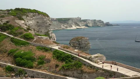 Bonifacio perched on its scenographic cliffs on a sunny summer day. Corse, Franc Stockbeeldmateriaal 217395057
