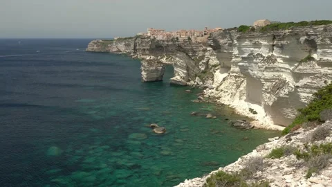 Bonifacio perched on its scenographic cliffs on a sunny summer day. Corse, Franc Stockbeeldmateriaal 217395060