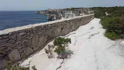 Bonifacio perched on its scenographic cliffs on a sunny summer day. Corse, Franc Stockbeeldmateriaal 217395552