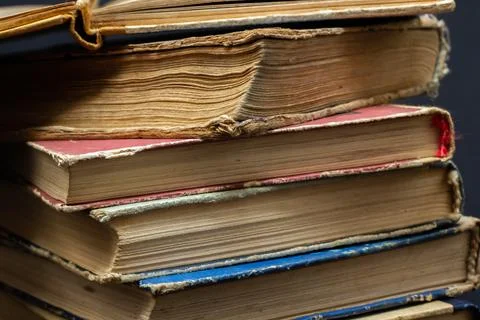Book background. Stack of books in the library. Old yellow pages of paper b.. Foto stock
