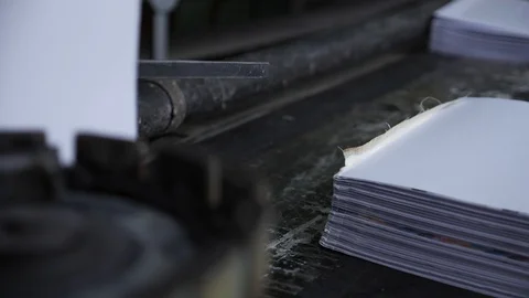 Book blocks without covers move along a conveyor belt on a typography. 스톡 동영상 98115871
