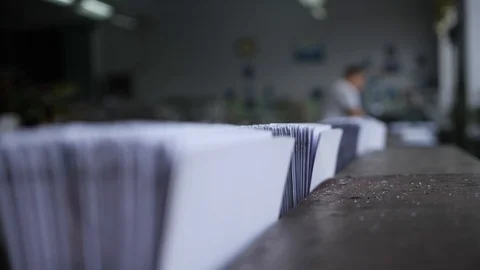 Book blocks without covers move along a conveyor belt on a typography. 스톡 동영상 98116127