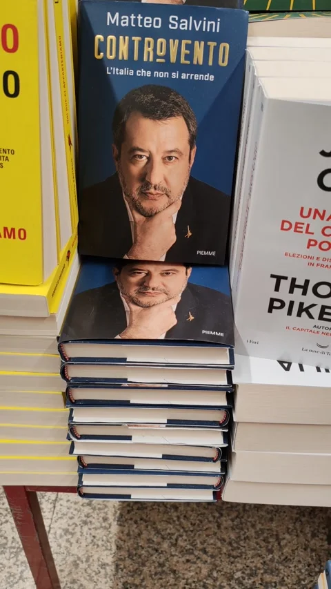 The book Controvento. The Italy that does not give up, by Matteo Salvini Vídeo Stock 276564038