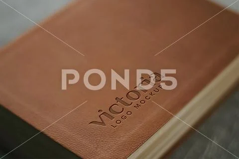 Book Cover Mockup with Debossed Effect Plantilla PSD