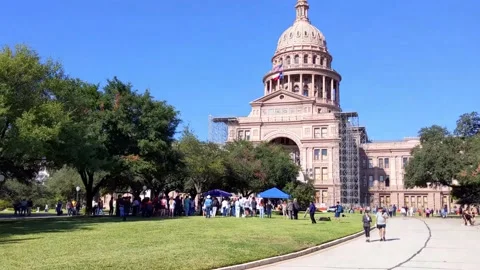 Book fair visitors pause for public speech at Texas Capitol before US election Vídeos de archivo 221008299