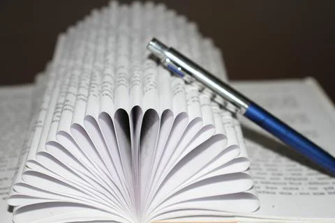 A book with a pen on the table. Fotos de archivo