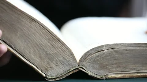   The book "Philosopica Opera" of the philosopher Rene Descartes Vídeo Stock 11481267