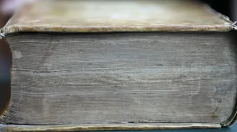   The book "Philosopica Opera" of the philosopher Rene Descartes Vídeo Stock 11481268