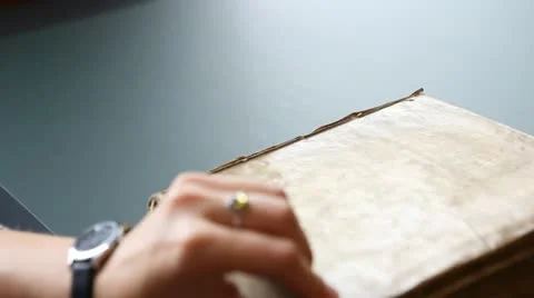  The book "Philosopica Opera" of the philosopher Rene Descartes Vídeo Stock 11481269