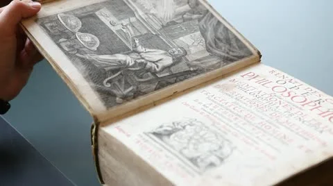   The book "Philosopica Opera" of the philosopher Rene Descartes Vídeo Stock 11481270