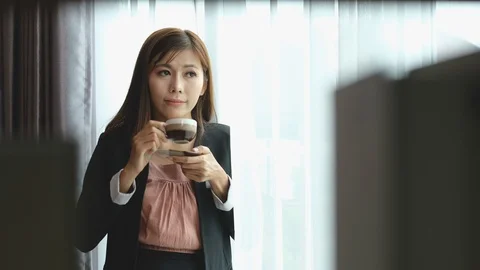 Book shelf look through view of business girl drink coffee and look happy Stock-Footage 122120669