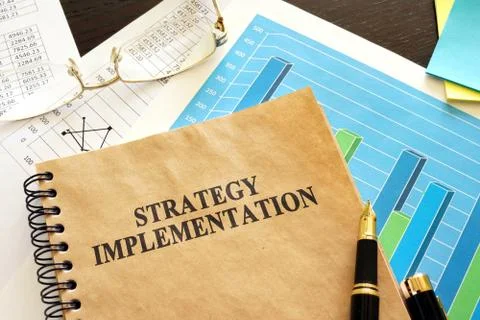 Book with title strategy implementation and financial data. Stockfoto's