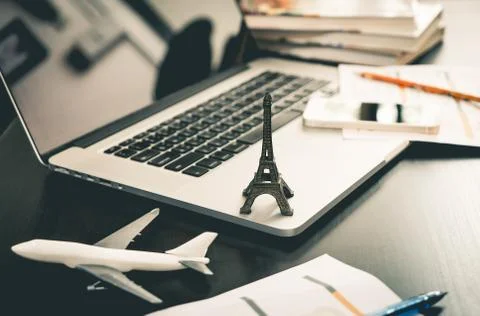Booking Paris trip online on computer 스톡 사진