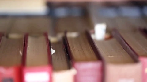 Books on bookshelf Vidéo 81249595