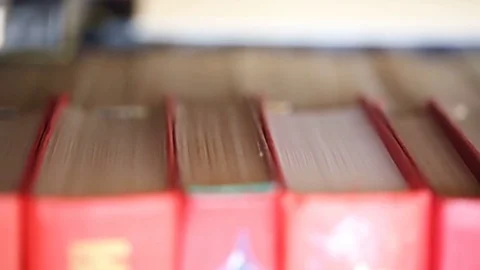 Books on bookshelf Видео 81249610