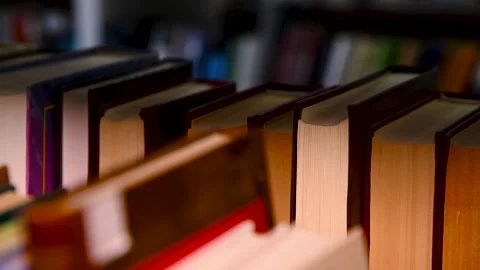 Books close-up on the shelf 库存影片 270305022