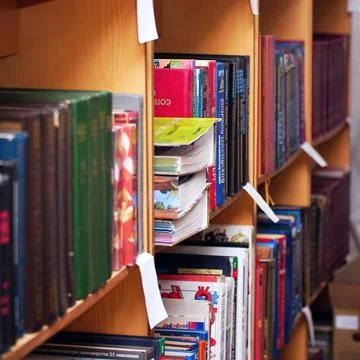 Books on a shelf in the library Fotos Stock