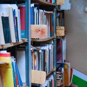 Books on a shelf in the library. Selective focus Stock-Fotos