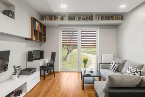 Bookshelf above window Foto stock