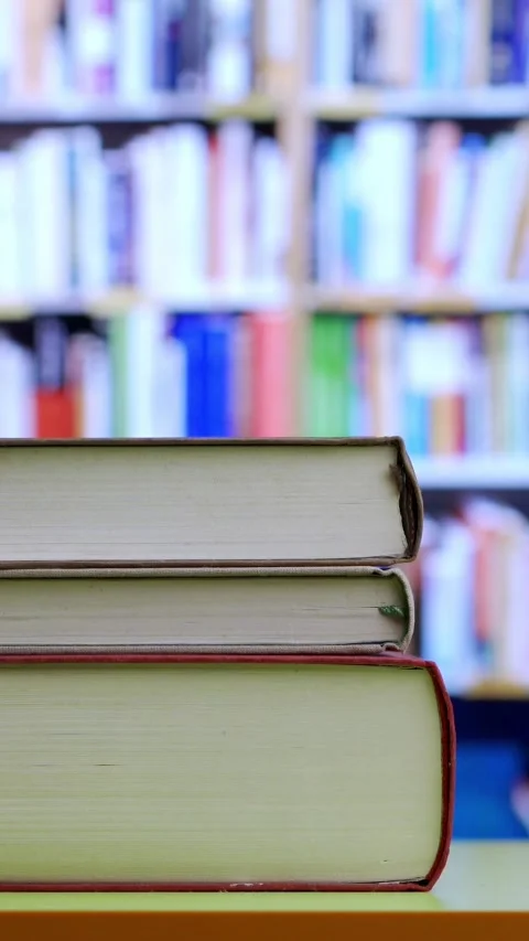 Books.Table and person hands leave 库存影片 337033656