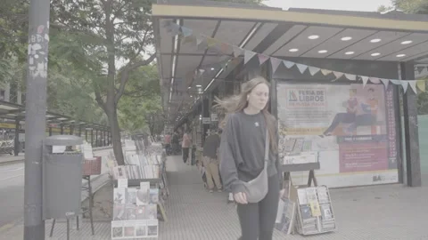 A bookstore on the side of the road in Buenos Aires, Argentina Vidéo 345139552