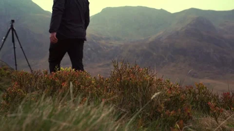 The boot of a person crushing a beer can in the mountains Video stock 233301347