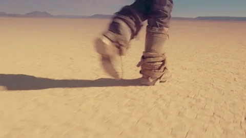 Boots marching on the desert 库存影片 77695916